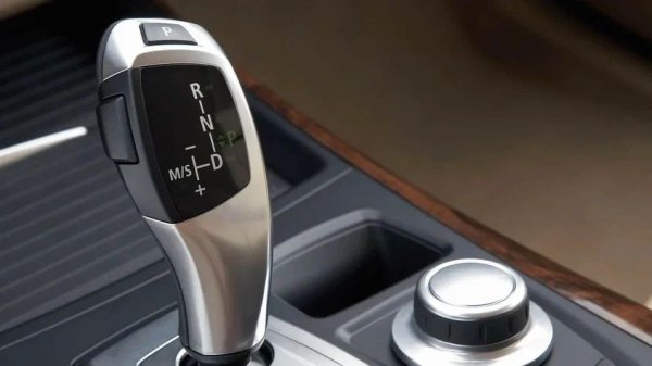 X5 преди фейслифта е оборудван с 6-степенната автоматична трансмисия ZF 6HP. Тя осигурява плавно превключване и прилична динамика, но не е прочута със своята надеждност.

Дори при щадяща работа, пробегът преди основен ремонт рядко надвишава 150 000-200 000 км, докато агресивното шофиране с чести стартирания и ускорения значително намалява този пробег.

Какво да се направи

Основното внимание трябва да бъде насочено върху състоянието на трансмисионното масло. Оптималният интервал за смяна е на всеки 40 000-50 000 км. Агрегатите от ранно поколение (преди 2008 г.) имаха слаб компонент - адаптера на мехатроника, който можеше да се повреди в студено време поради налягането на сгъстеното масло. След фейслифта компонентът беше преработен и проблемът беше решен.
